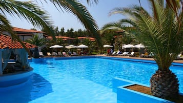 Outdoor pool, pool umbrellas, sun loungers