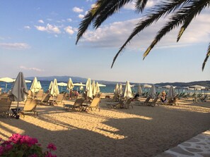 Am Strand, Liegestühle, Sonnenschirme, Strandtücher