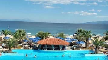 Piscine extérieure, parasols de plage, chaises longues