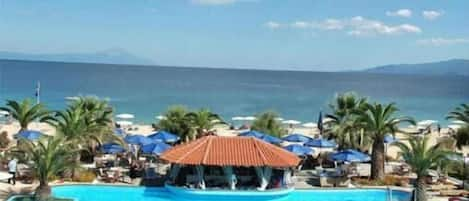 Piscine extérieure, parasols de plage, chaises longues