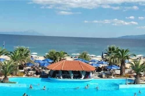 Piscine extérieure, parasols de plage, chaises longues
