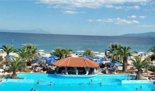 Piscine extérieure, parasols, chaises longues