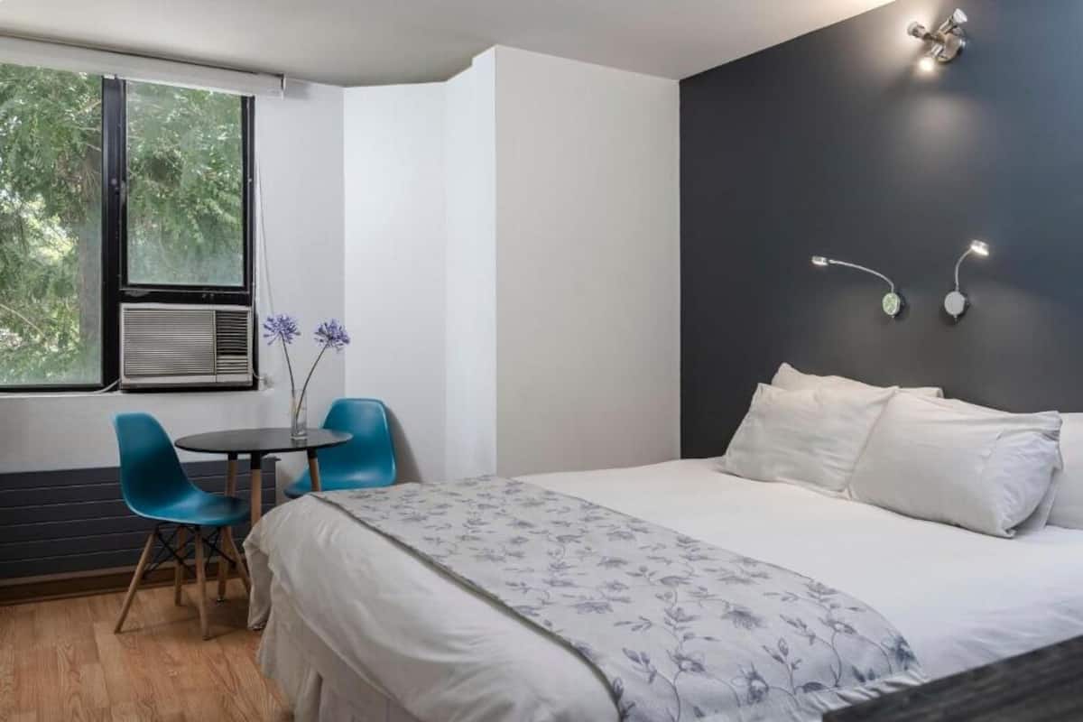 Single Room | Minibar, in-room safe, individually decorated, individually furnished
