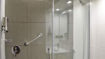 Dusche, kostenlose Toilettenartikel, Haartrockner, Handtücher