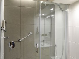 Ducha, artículos de tocador gratuitos, secador de pelo, toallas