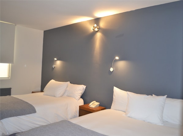 Minibar, in-room safe, individually decorated, individually furnished - Hotel Nippon (Santiago)