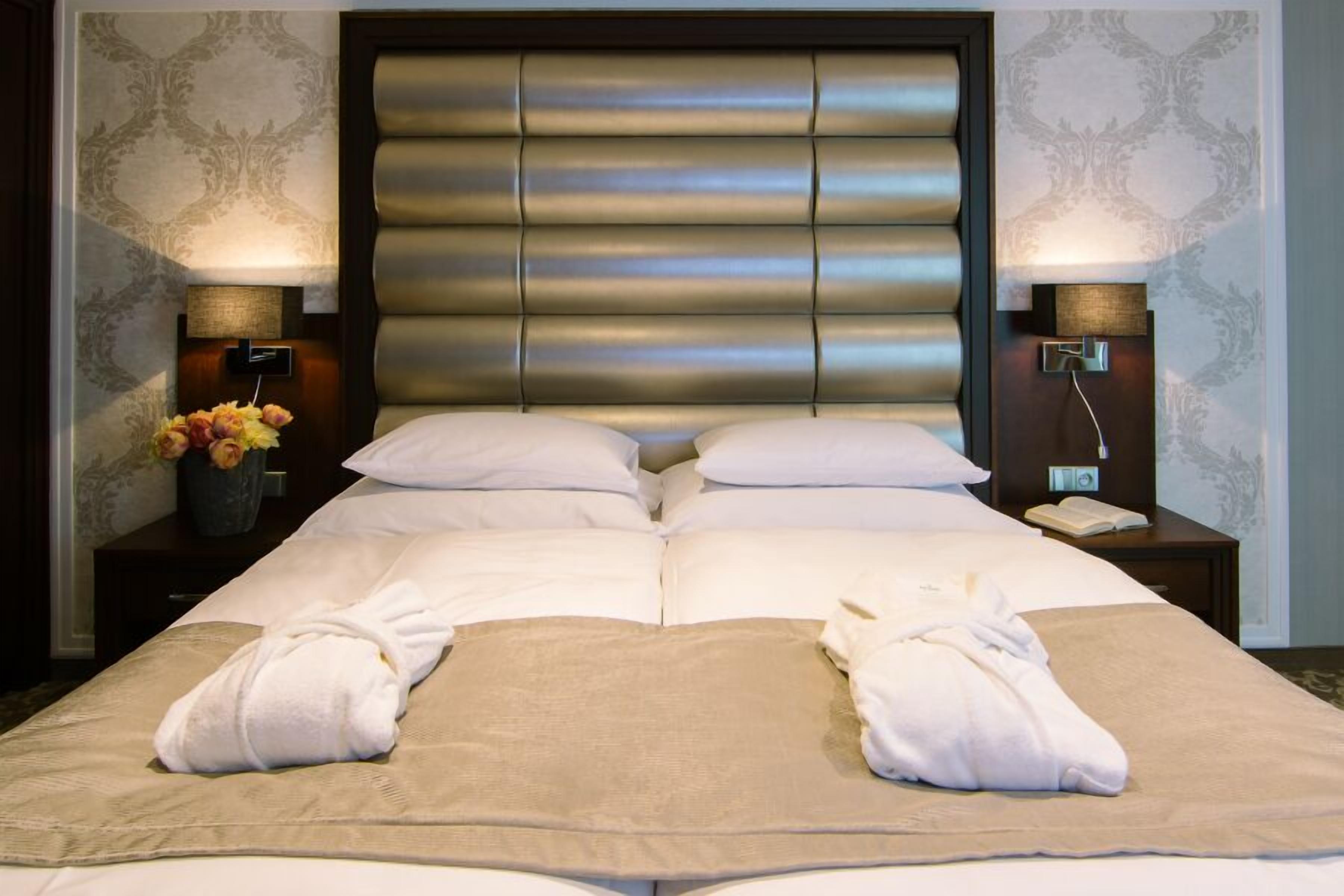 double room | 1 bedroom, pillow-top beds, minibar, in-room safe