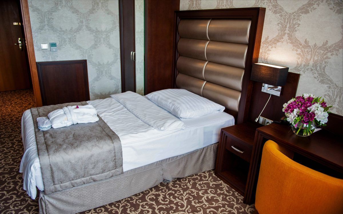 single room | 1 bedroom, pillow-top beds, minibar, in-room safe