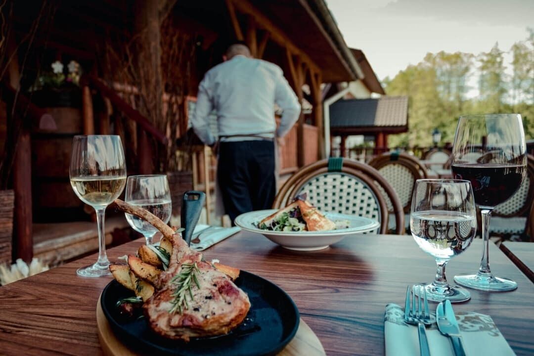 2 restaurants, breakfast served