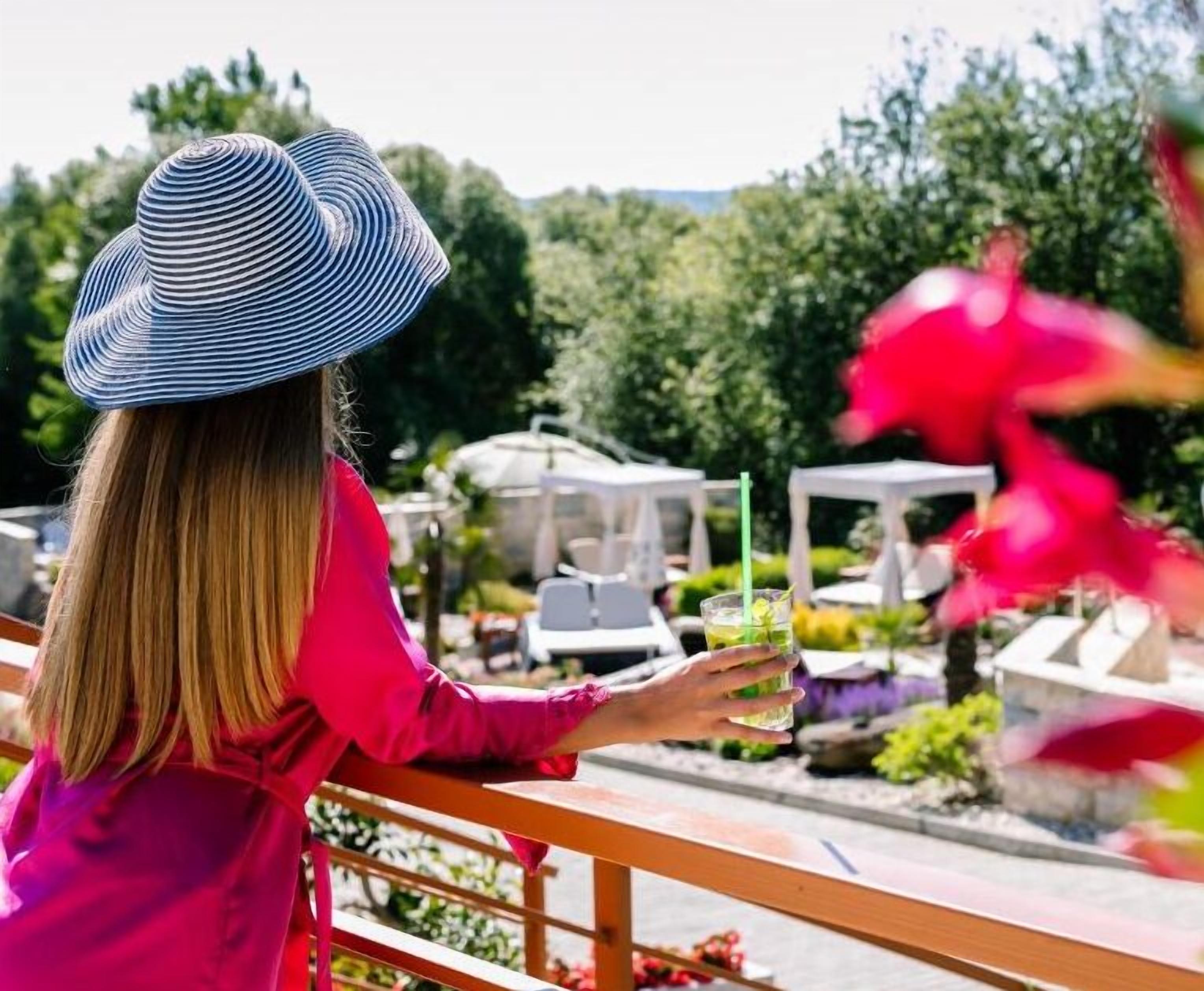 2 restaurants, breakfast served