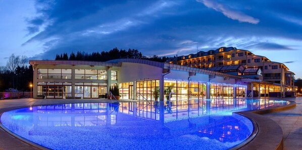 2 Innenpools, 2 Außenpools, Sonnenschirme, Liegestühle