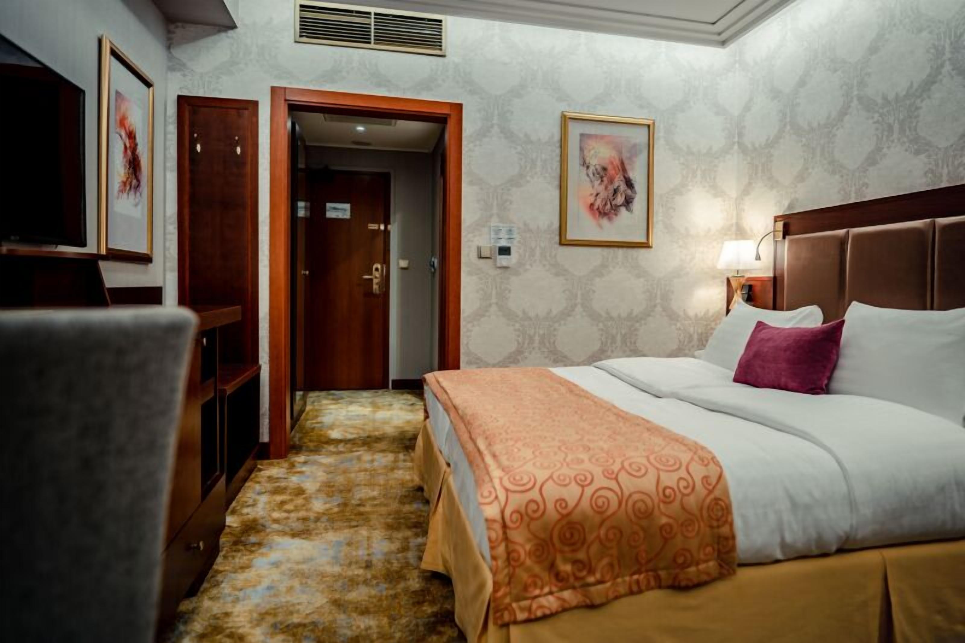 double room | 1 bedroom, pillow-top beds, minibar, in-room safe