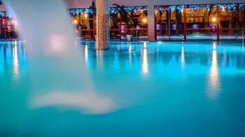 2 piscines couvertes, 2 piscines extérieures, parasols de plage