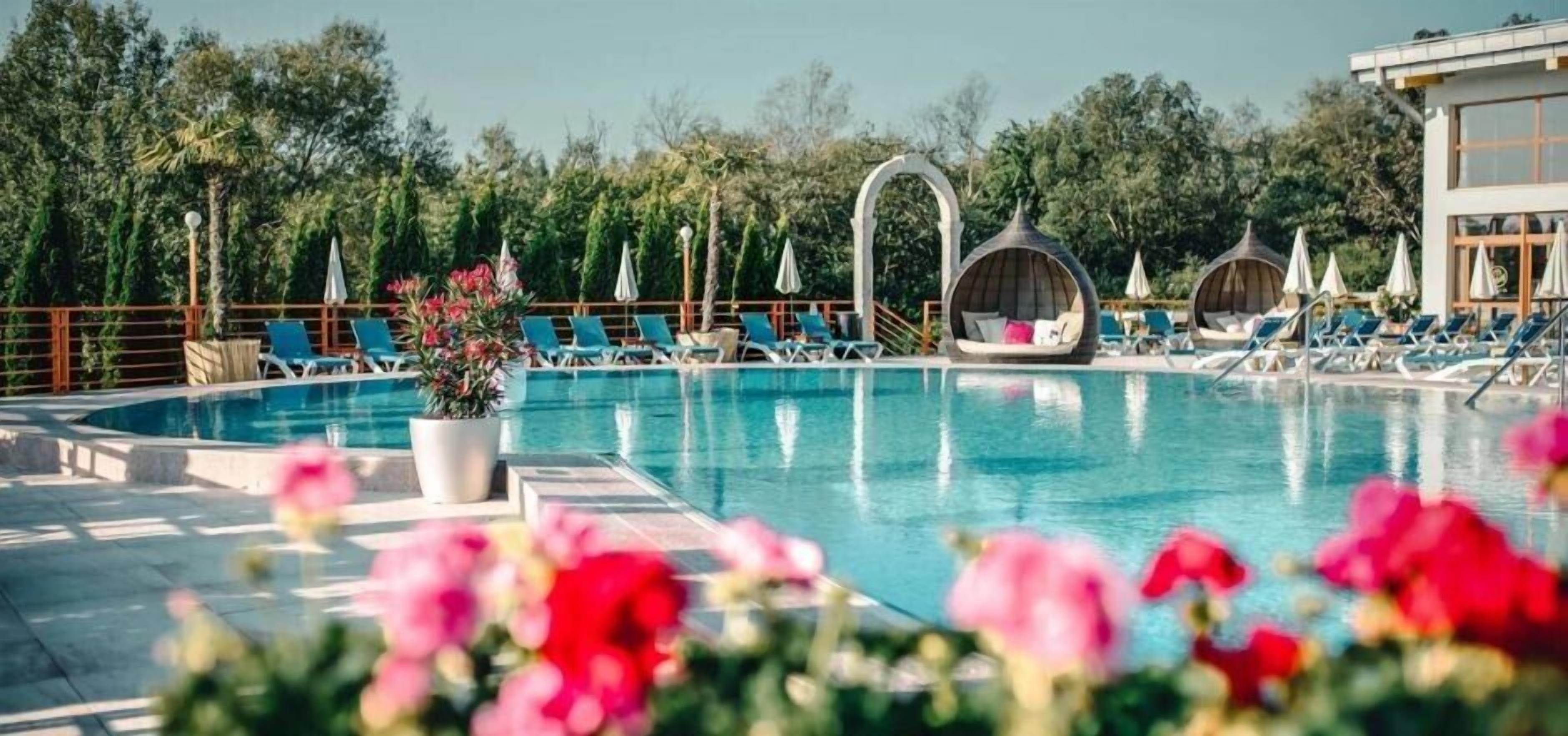 2 indoor pools, 2 outdoor pools, open 8 am to 9:00 pm, pool umbrellas