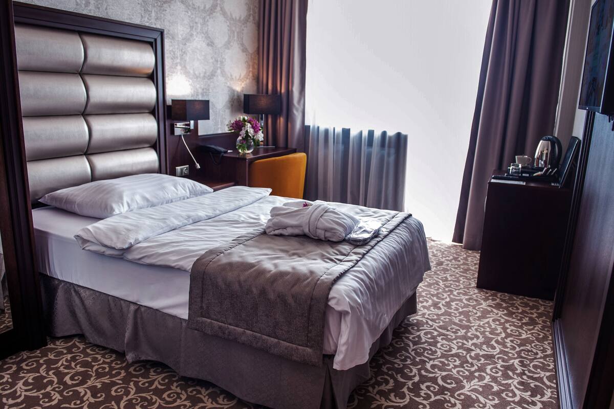 single room | 1 bedroom, pillow-top beds, minibar, in-room safe