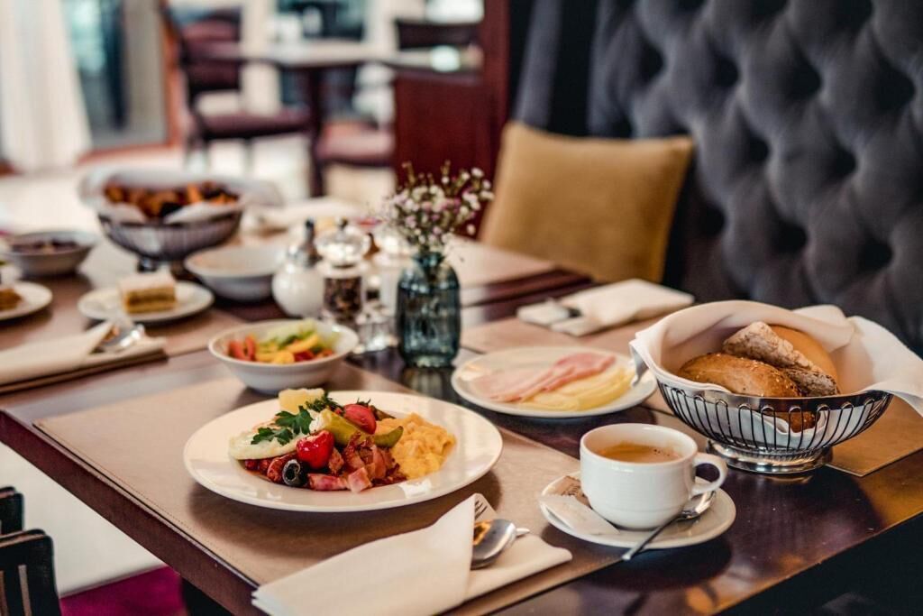 2 restaurants, breakfast served