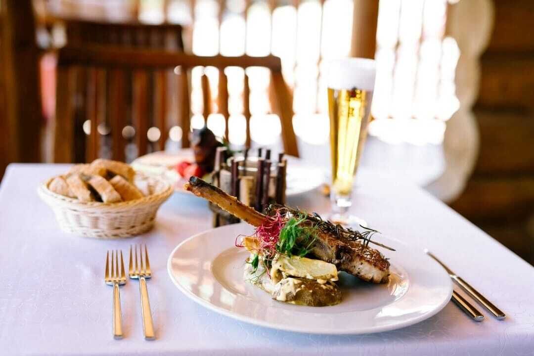 2 restaurants, breakfast served