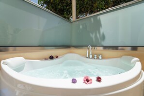 Suite, Hot Tub (Tholos) | Caja fuerte, sistema de insonorización, wifi gratis y ropa de cama