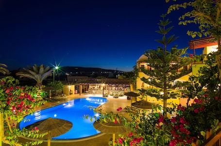 Seasonal outdoor pool, pool umbrellas, pool loungers. Smaragdi Hotel