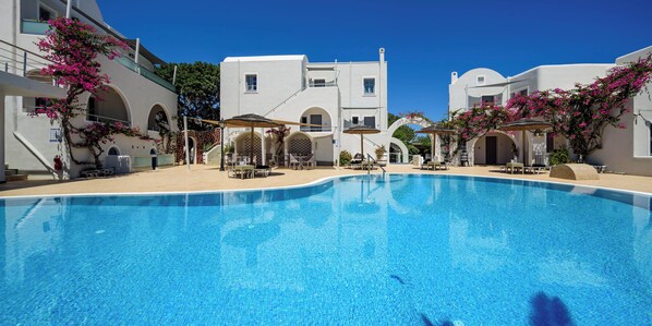 Seasonal outdoor pool, pool umbrellas, pool loungers - Smaragdi Hotel (Santorini)