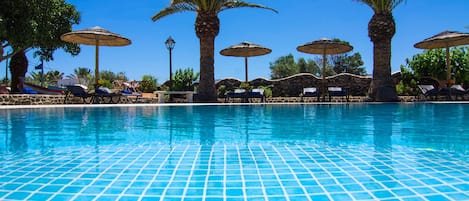 Piscine extérieure, parasols de plage, chaises longues