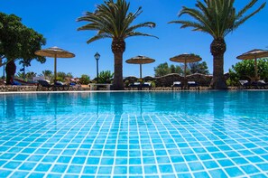 Seasonal outdoor pool, pool umbrellas, pool loungers - Smaragdi Hotel (Santorini)