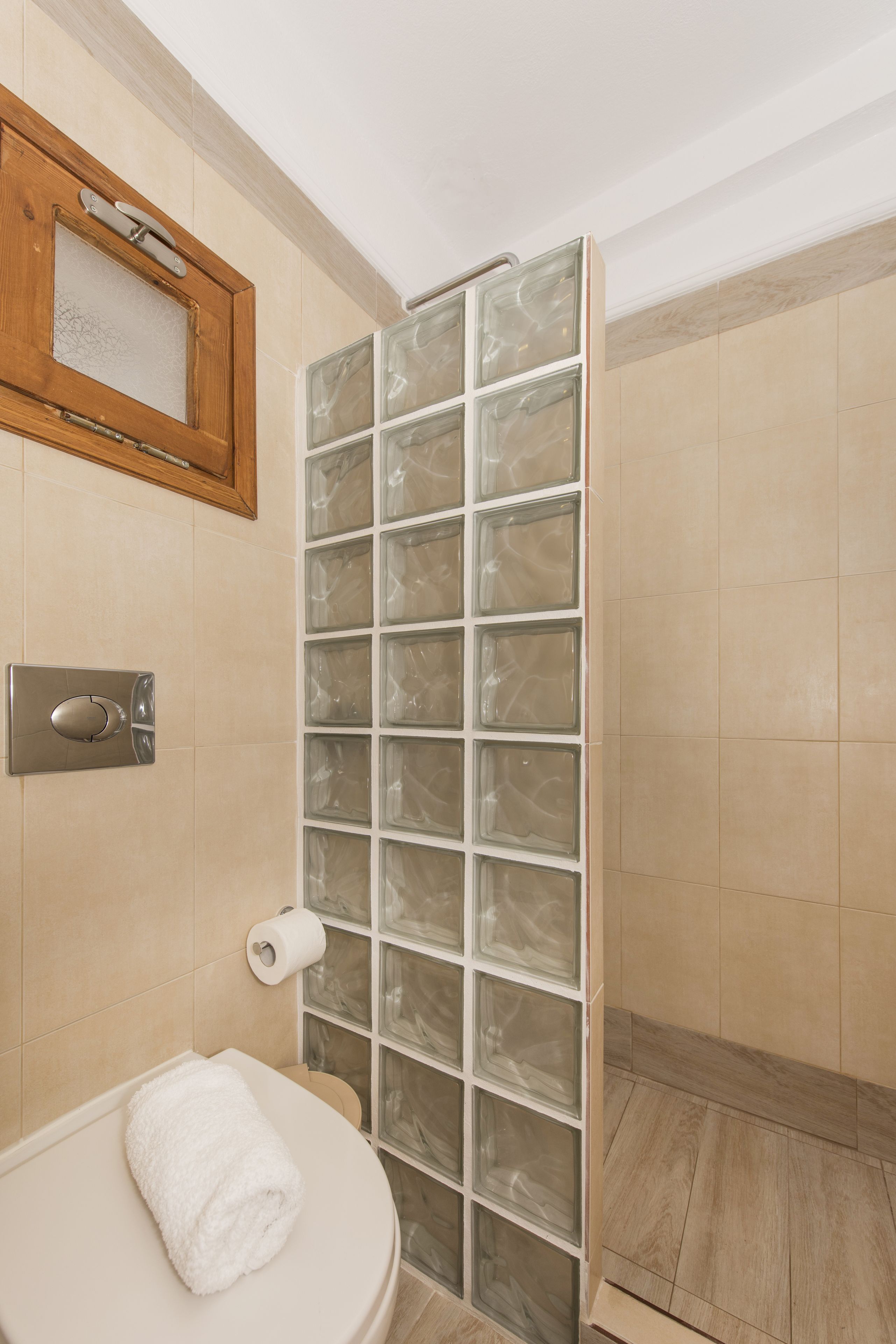 economy room | bathroom | shower, free toiletries, hair dryer, towels