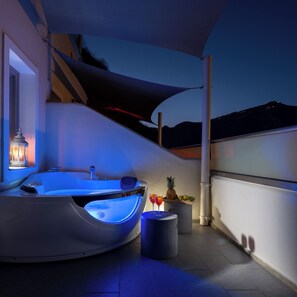Suite superior, bañera de hidromasaje | Terraza o patio