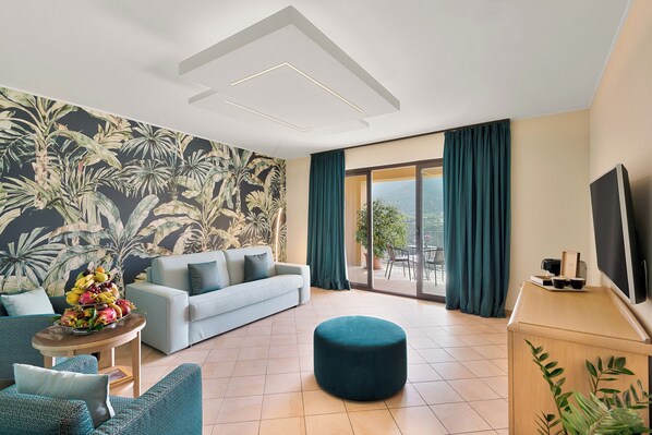 Deluxe Suite | Premium bedding, down comforters, pillowtop beds, minibar