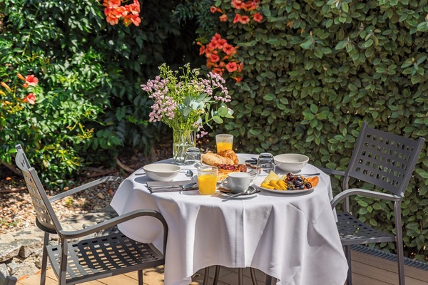 Free daily buffet breakfast