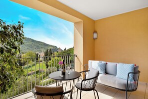 Deluxe Suite | Premium bedding, down duvets, pillow-top beds, minibar