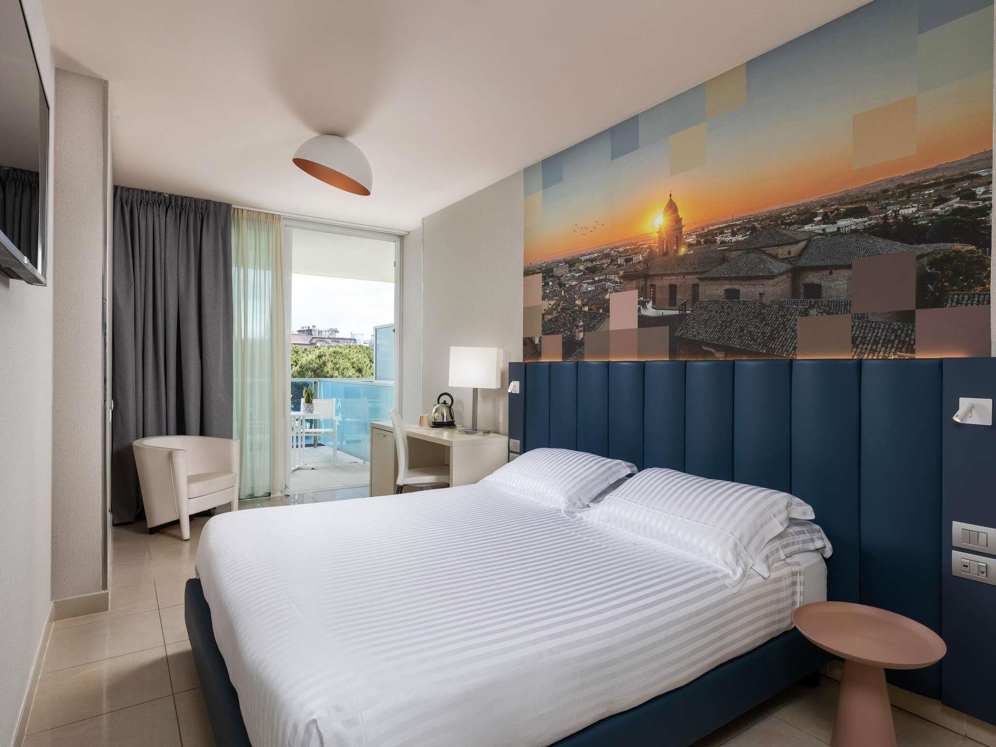 Classic Room, 1 Double Bed, Balcony, Partial Sea View (side sea view) | Down comforters, pillowtop beds, minibar, in-room safe