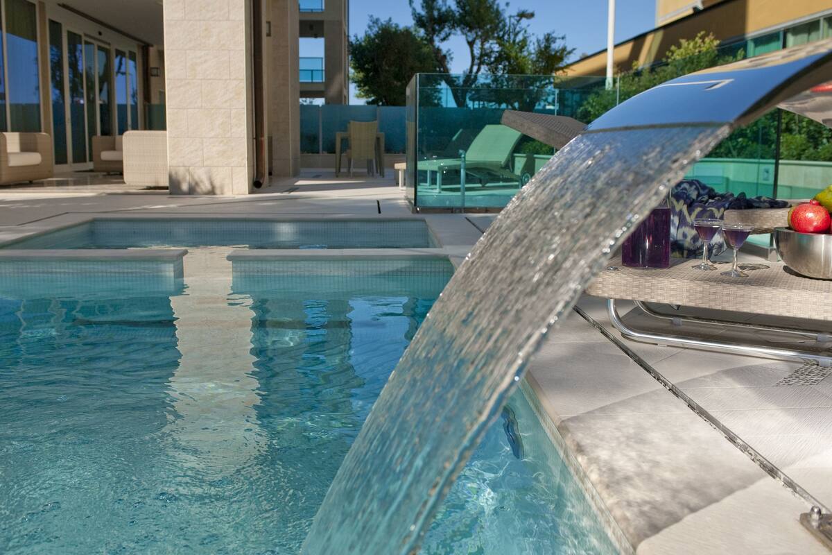 seasonal outdoor pool, pool loungers