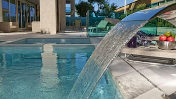 Außenpool (je nach Saison geöffnet), Liegestühle