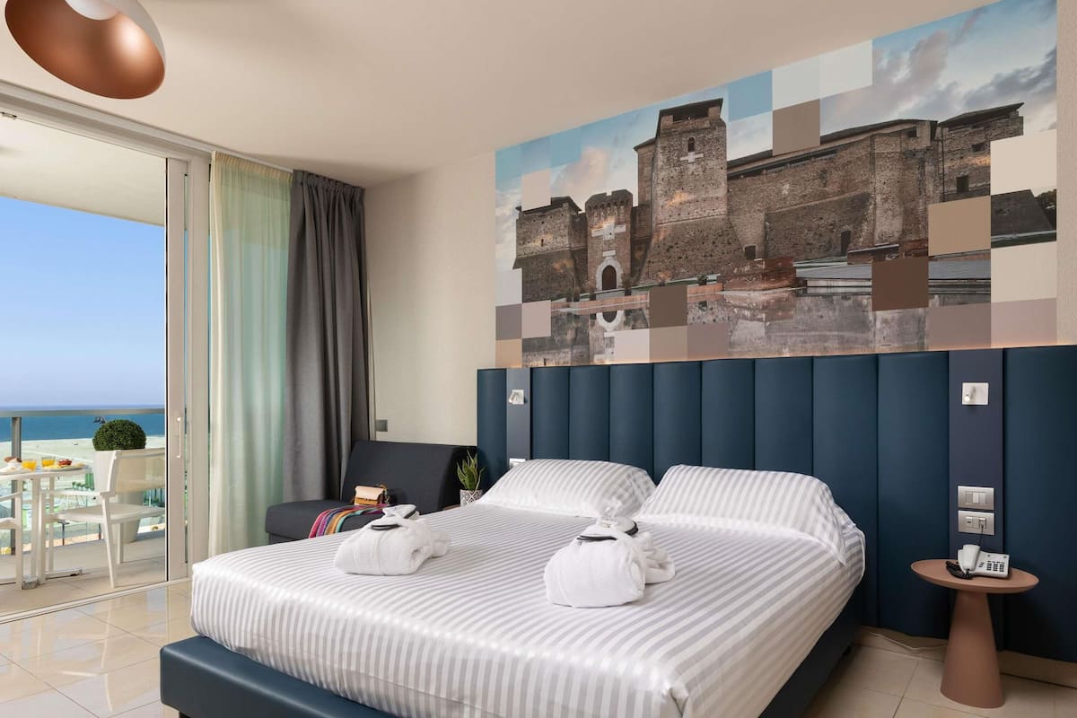 Cubrecamas, colchones con pillow-top y minibar