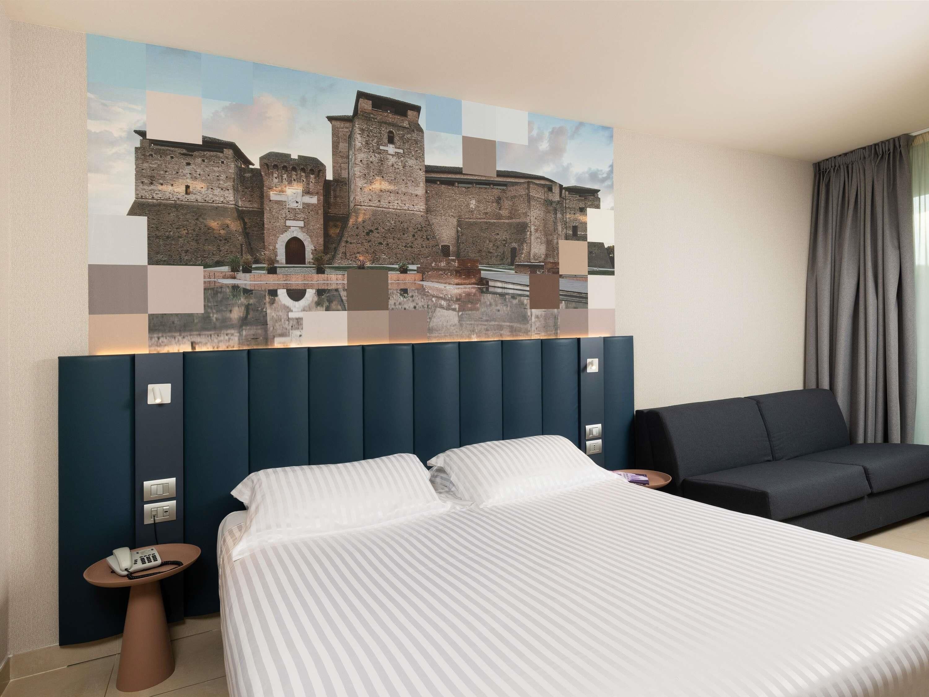 Rom – superior, 1 dobbeltseng med sovesofa, terrasse, delvis sjøutsikt (side sea view) | Dundyner, senger med overmadrass, minibar og safe på rommet