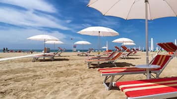 Una spiaggia nelle vicinanze, lettini da mare, ombrelloni