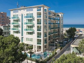 Seasonal outdoor pool, sun loungers - Mercure Rimini Artis (Rimini)