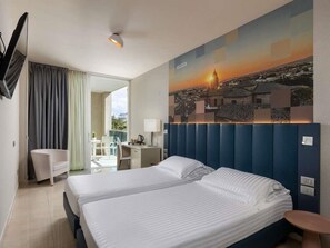 Classic Room, 2 Katil Bujang (Single), Terrace, Partial Sea View (side sea view) | Gebar bulu kapas, tilam berlapik, bar mini, peti besi dalam bilik 