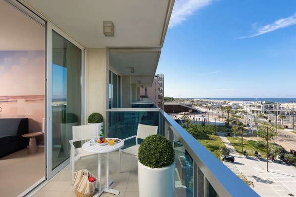 Suite junior, frente al mar | Terraza o patio
