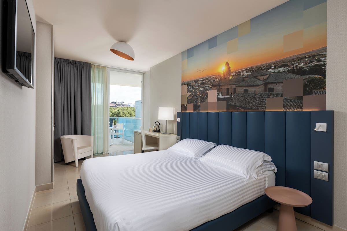 Classic Room, 1 Double Bed, Balcony, Partial Sea View (side sea view) | Down comforters, pillowtop beds, minibar, in-room safe