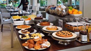 A buffet with various food items, including fruits, pastries, and desserts. - Mercure Rimini Artis (Rimini)