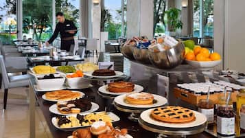 Petit déjeuner buffet servi tous les jours en supplément