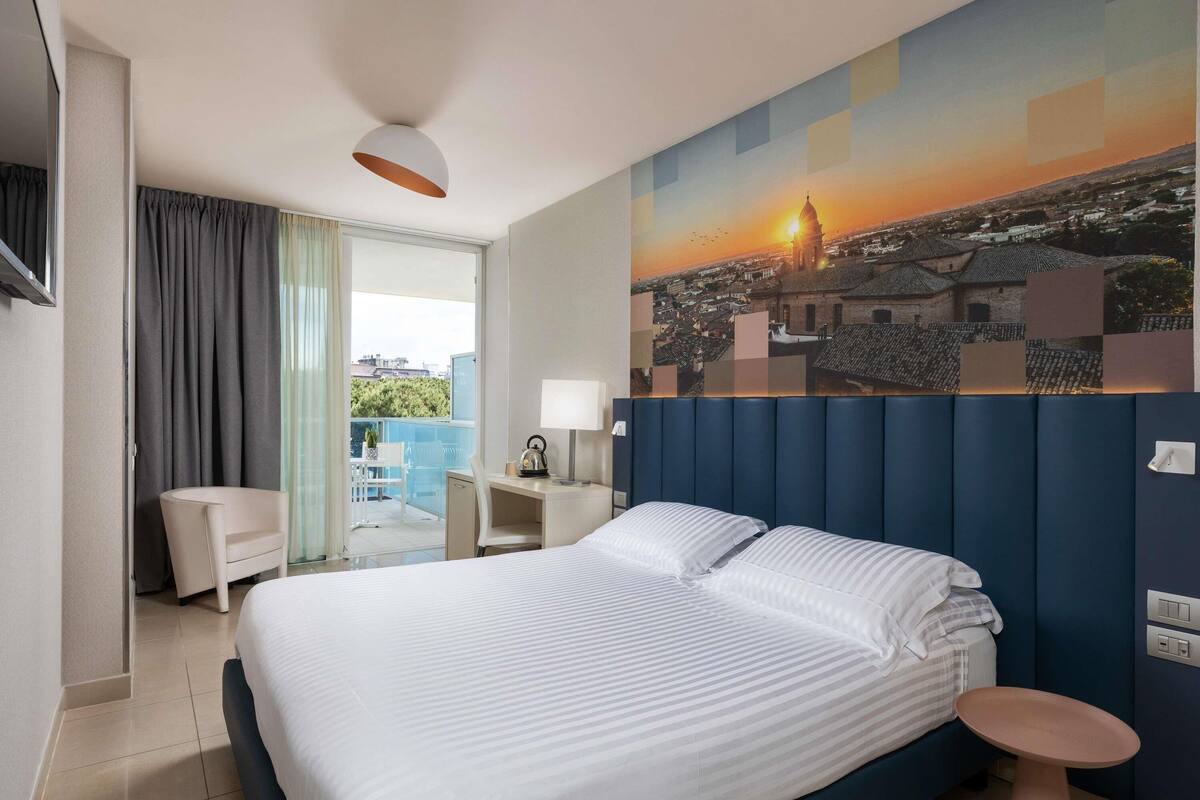 غرفة كلاسيكية - سرير مزدوج - بشرفة - بمنظر جزئي للبحر (side sea view) | ألحفة محشوة بالريش وأسرّة بطبقة علوية مريحة وميني بار وخزنة داخل الغرفة