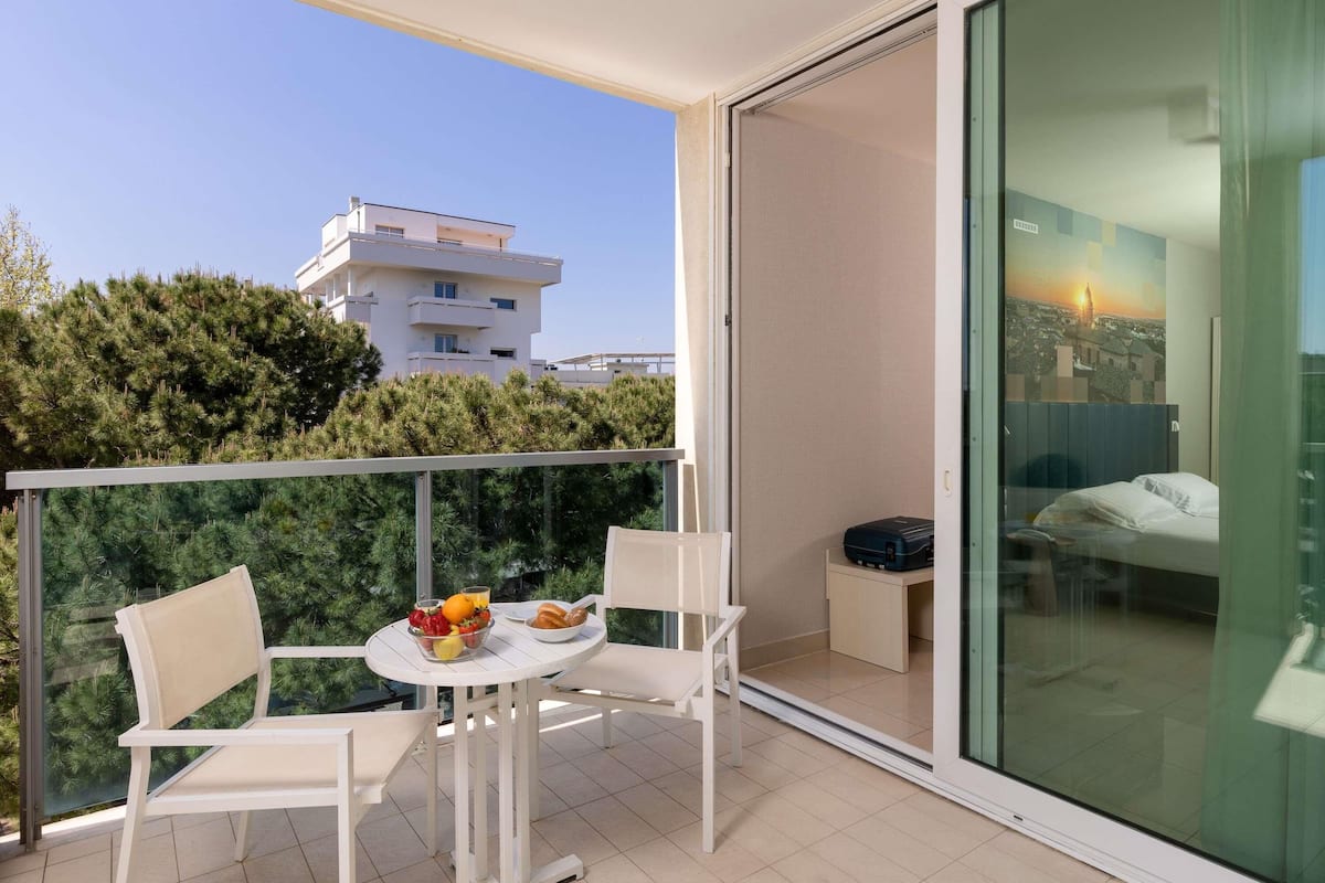 Cubrecamas, colchones con pillow-top y minibar