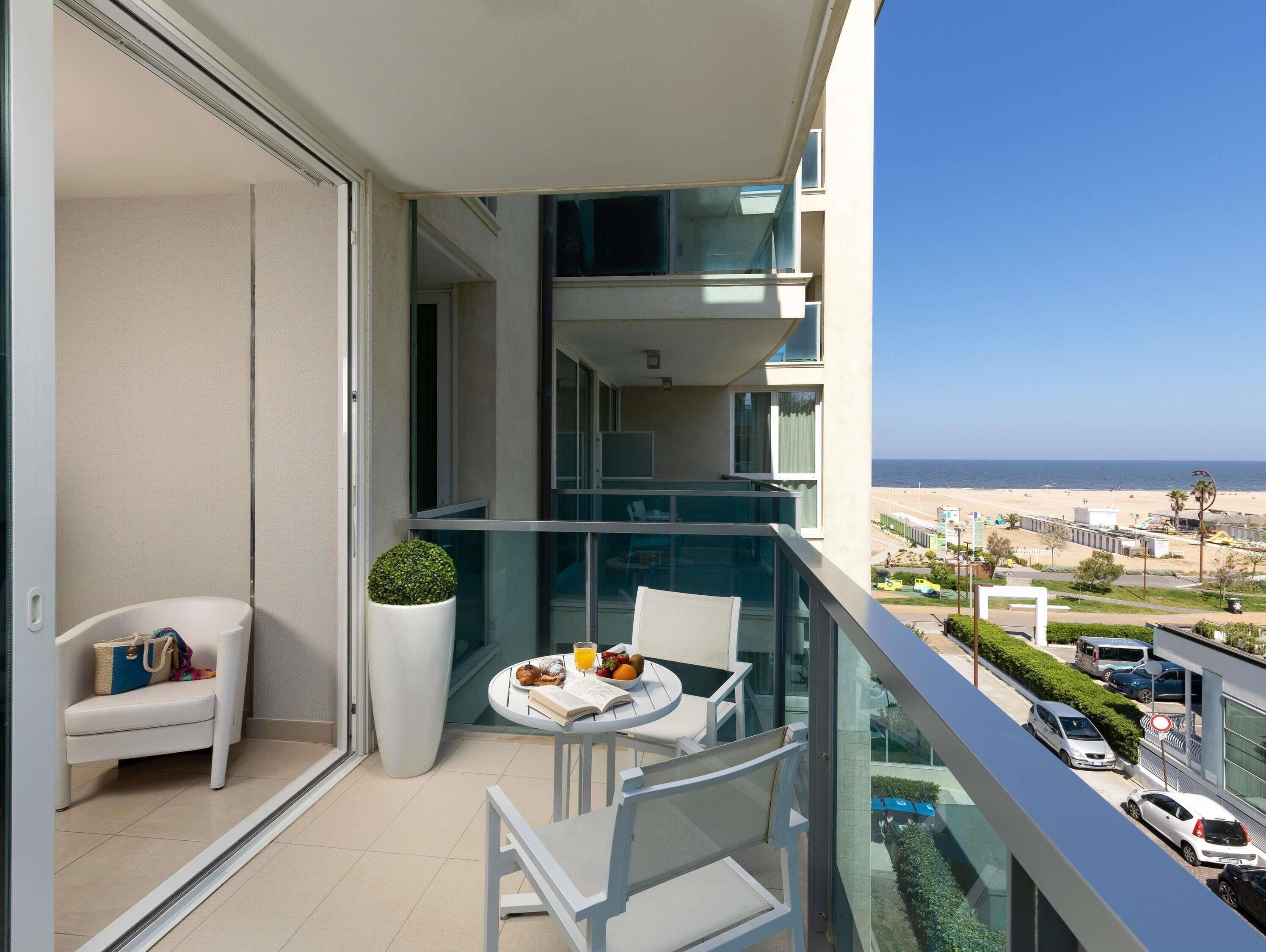 羽绒被、加厚床垫、迷你吧、客房内保险箱