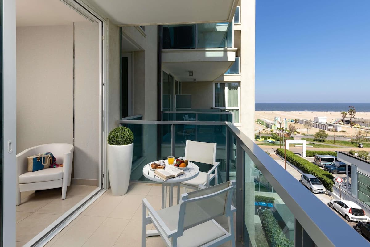 羽绒被、加厚床垫、迷你吧、客房内保险箱