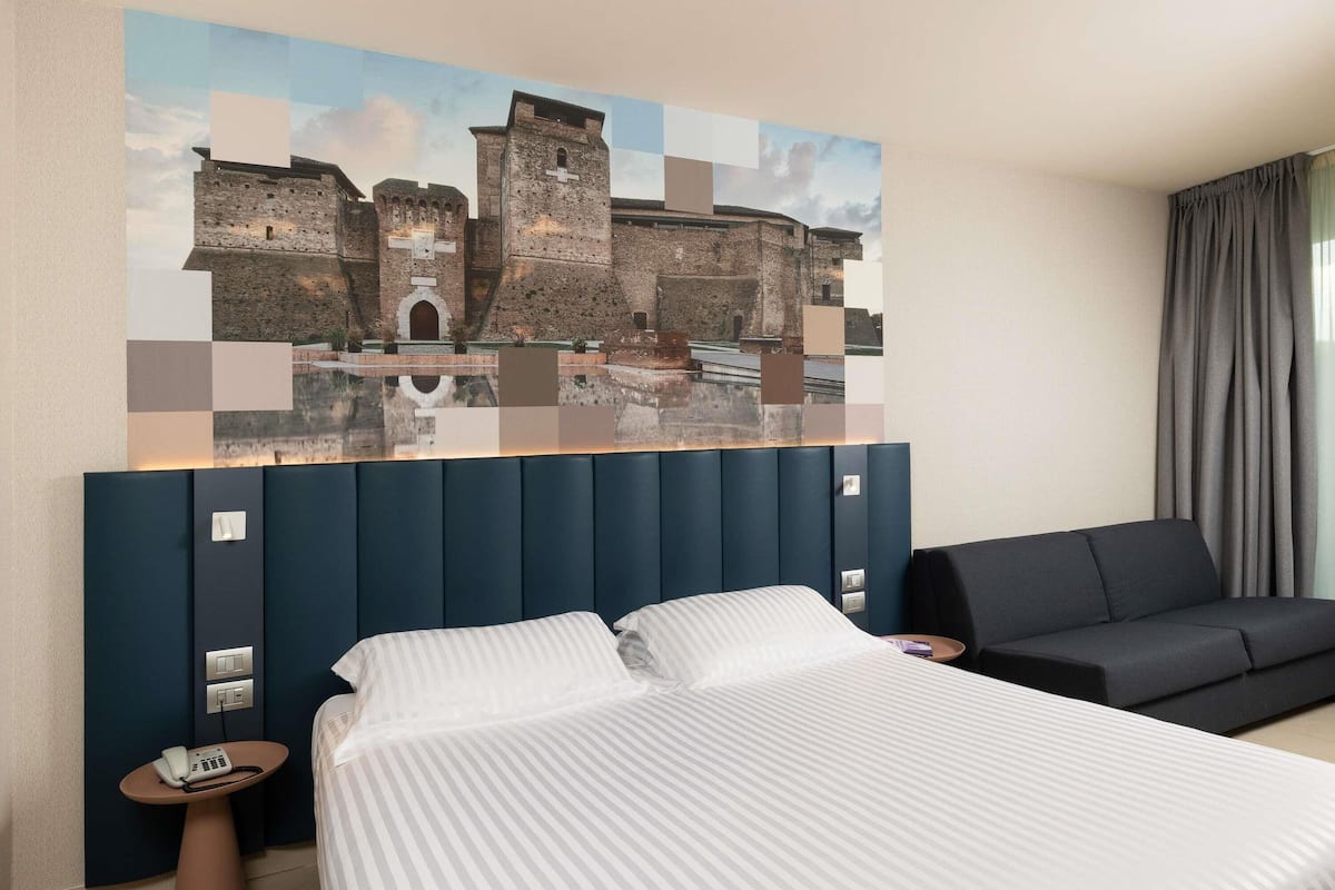 Cubrecamas, colchones con pillow-top y minibar