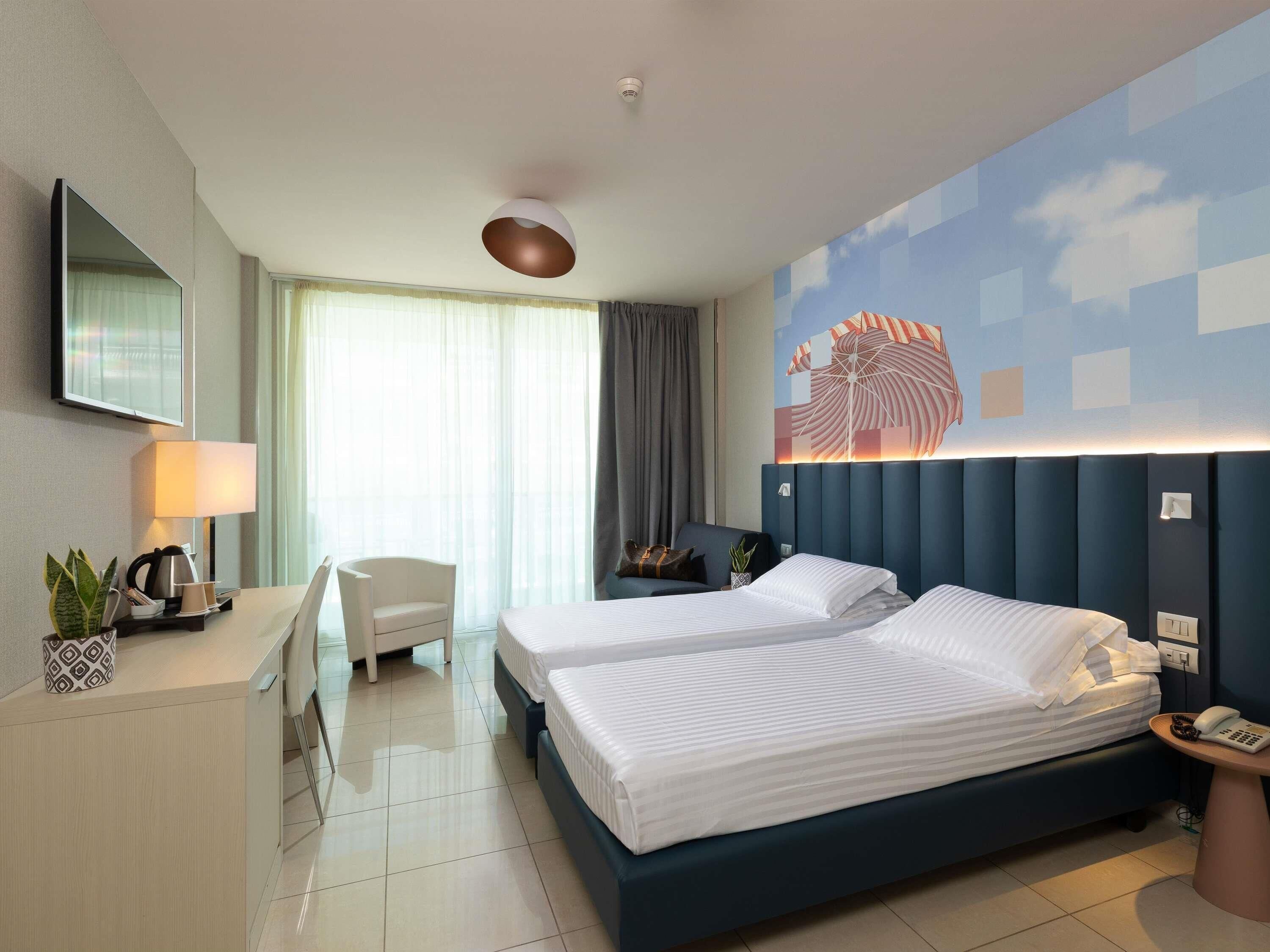 高级房, 2 张单人床, 露台, 部分海景 (side sea view) | 羽绒被、加厚床垫、迷你吧、客房内保险箱