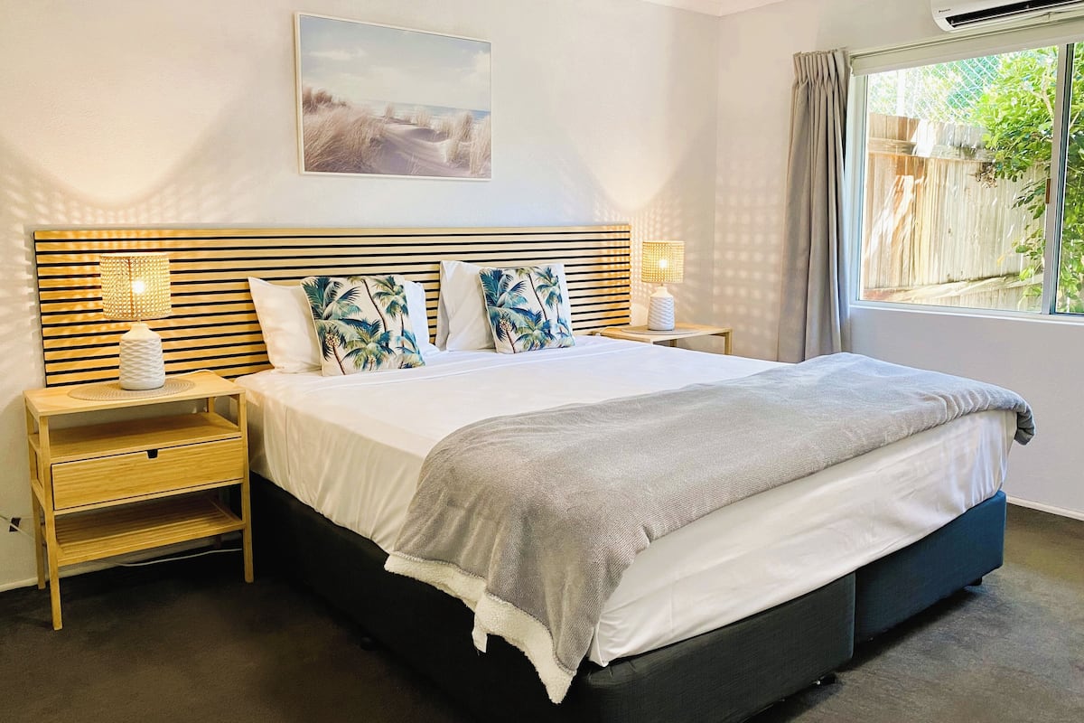 Deluxe Apartment | Iron/ironing board, free WiFi, bed sheets